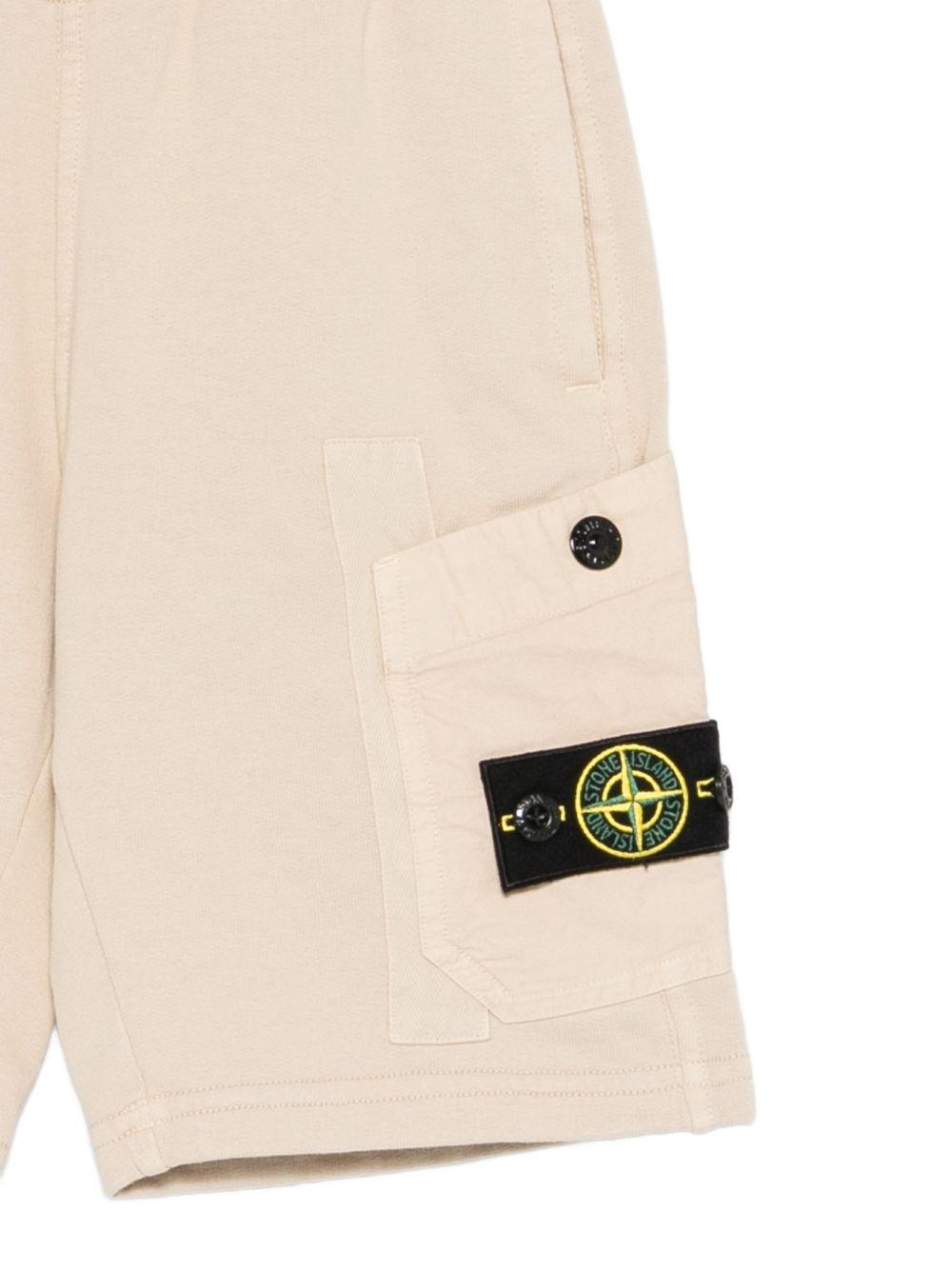 Shorts per bambino Stone Island Junior beige con applicazione logo sul davanti L1S166200008S0040 V0090 STONE ISLAND KIDS