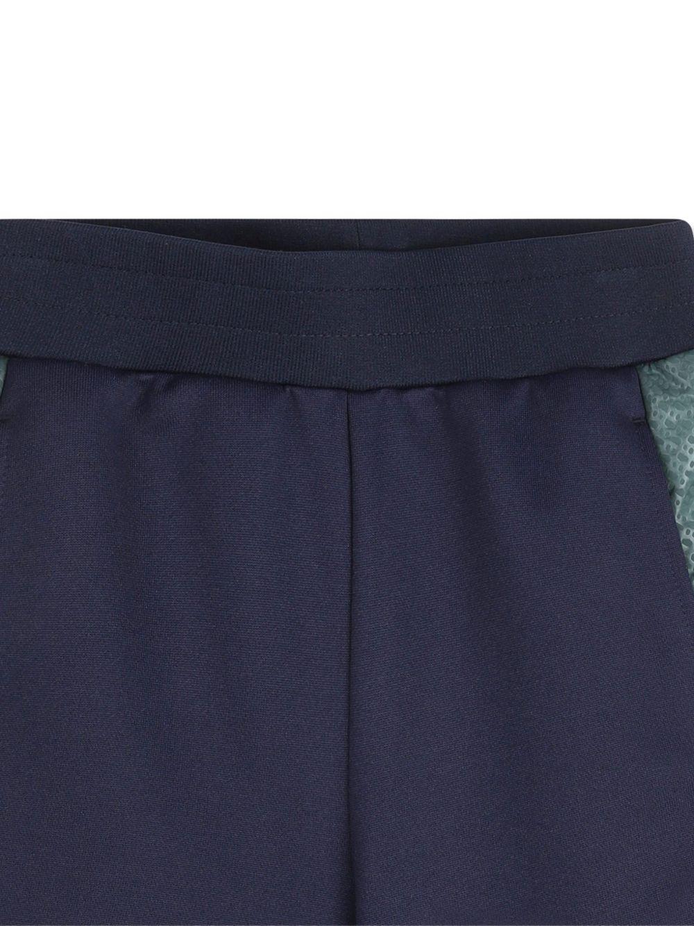 Shorts da bambino Boss Kids blu scuro con inserti J52933 849 BOSS KIDS