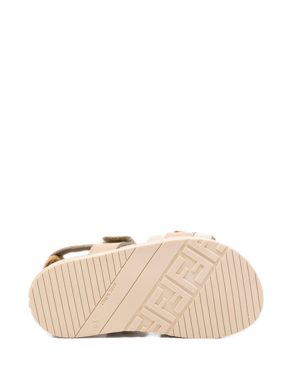 Sandali per bambini Fendi Kids beige con logo sul davanti JMR555 AWK4 F1V9N FENDI KIDS