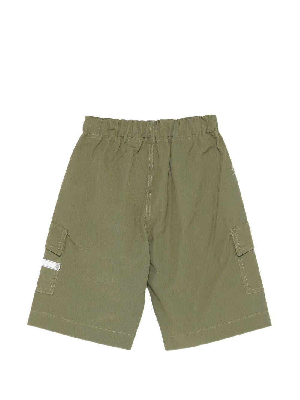 Shorts cargo per bambino Moschino Kids verde con stampa logo HUQ02ILLA14 30037 MOSCHINO KIDS