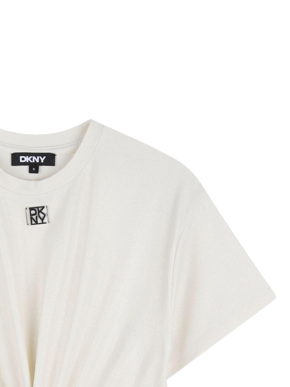 T-shirt per bambina DKNY Kids bianca con design attorcigliato D62629 560 DKNY