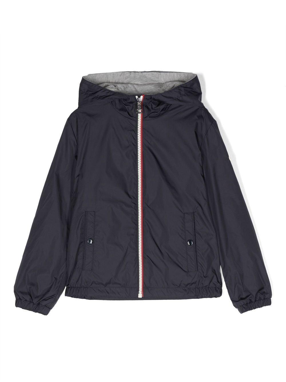 Giacca impermeabile New Urville per bambino Moncler Enfant blu con applicazione sulla manica con logo L19541A0008653A5E 742 MONCLER KIDS