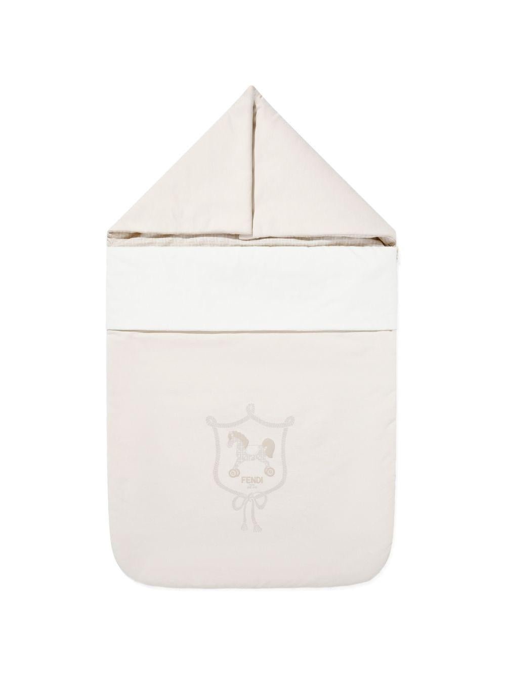 Sacco nanna per neonati Fendi Kids beige con logo sul davanti BUJ327 8RA F1JAT FENDI KIDS