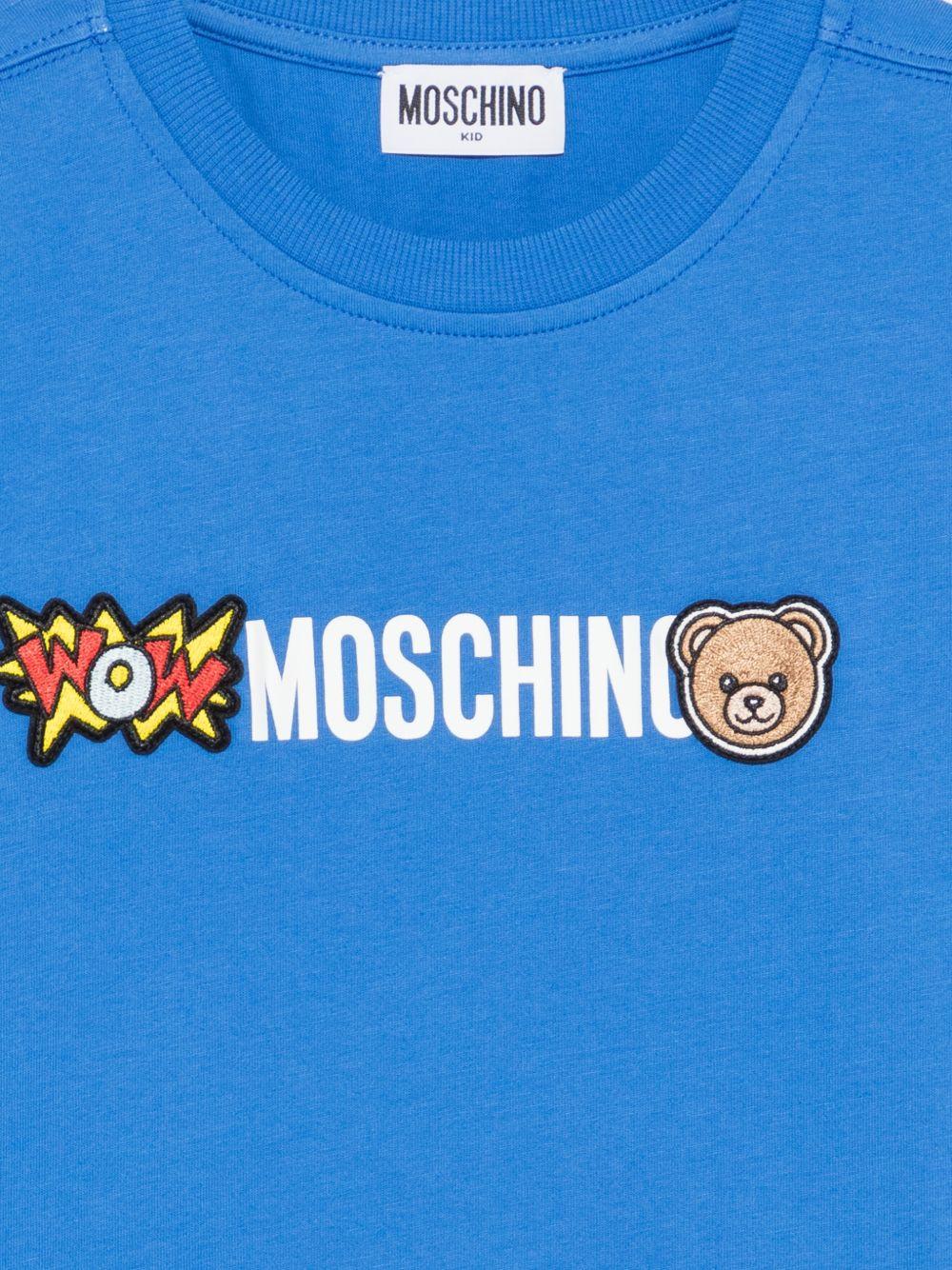 T-shirt per bambini Moschino Kids azzurra con logo sul davanti HUM05QLAA24 40630 MOSCHINO KIDS