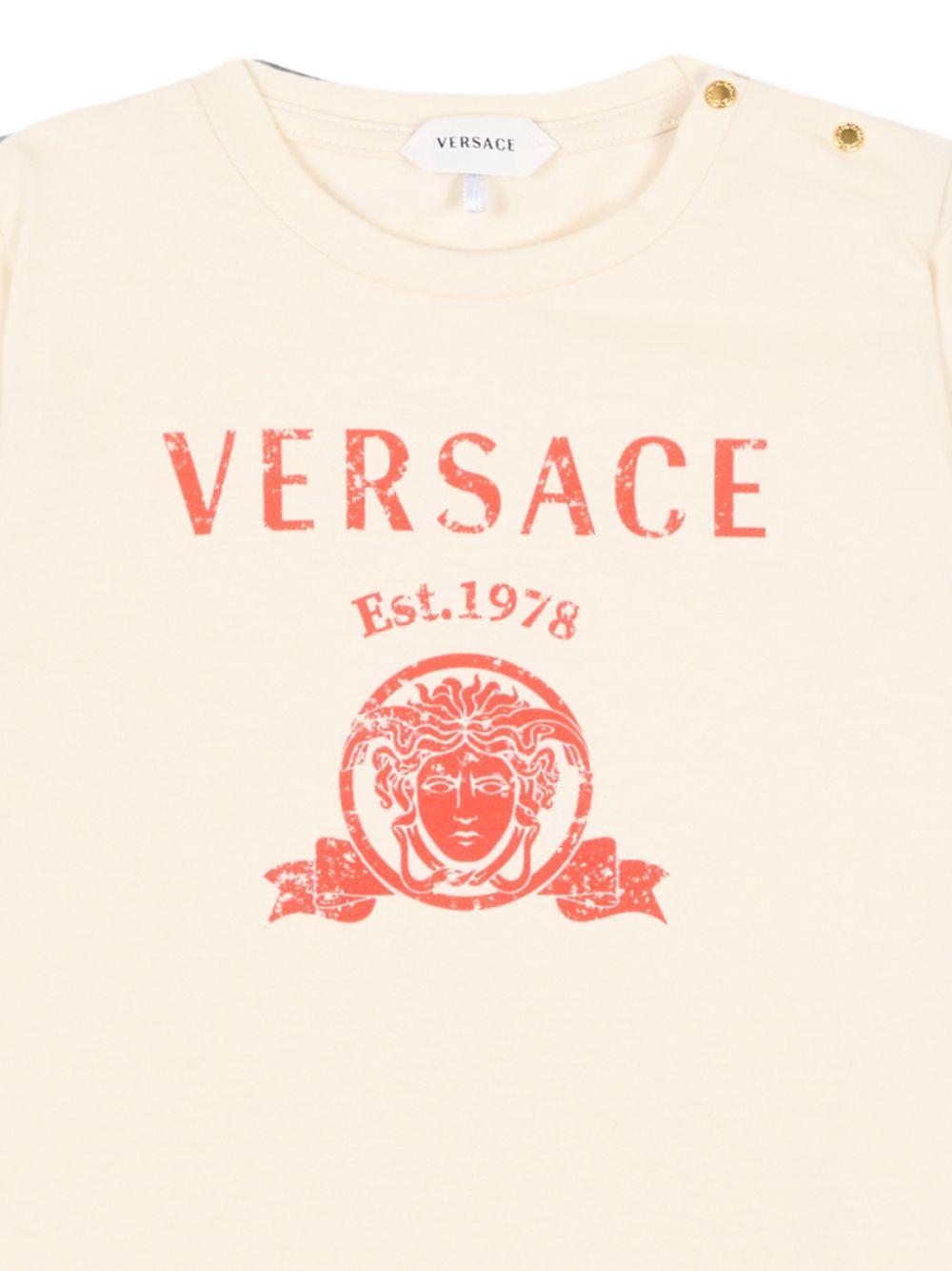 T-shirt per neonati Versace Kids beige con logo sul davanti 10251541A18123 2YE00 VERSACE KIDS