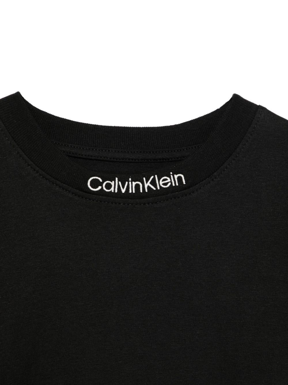 T-shirt con ricamo per bambino Calvin Klein Kids nero con orlo dritto IB0IB02353 BEH CALVIN KLEIN KIDS