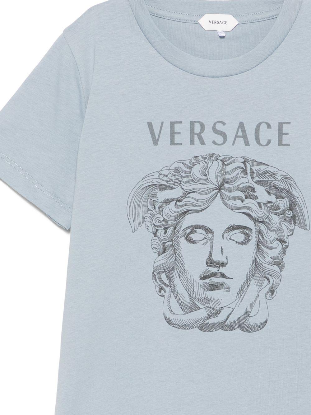 T-shirt per bambino Versace Kids azzurra con stampa grafica 10249461A18182 2U3G0 VERSACE KIDS
