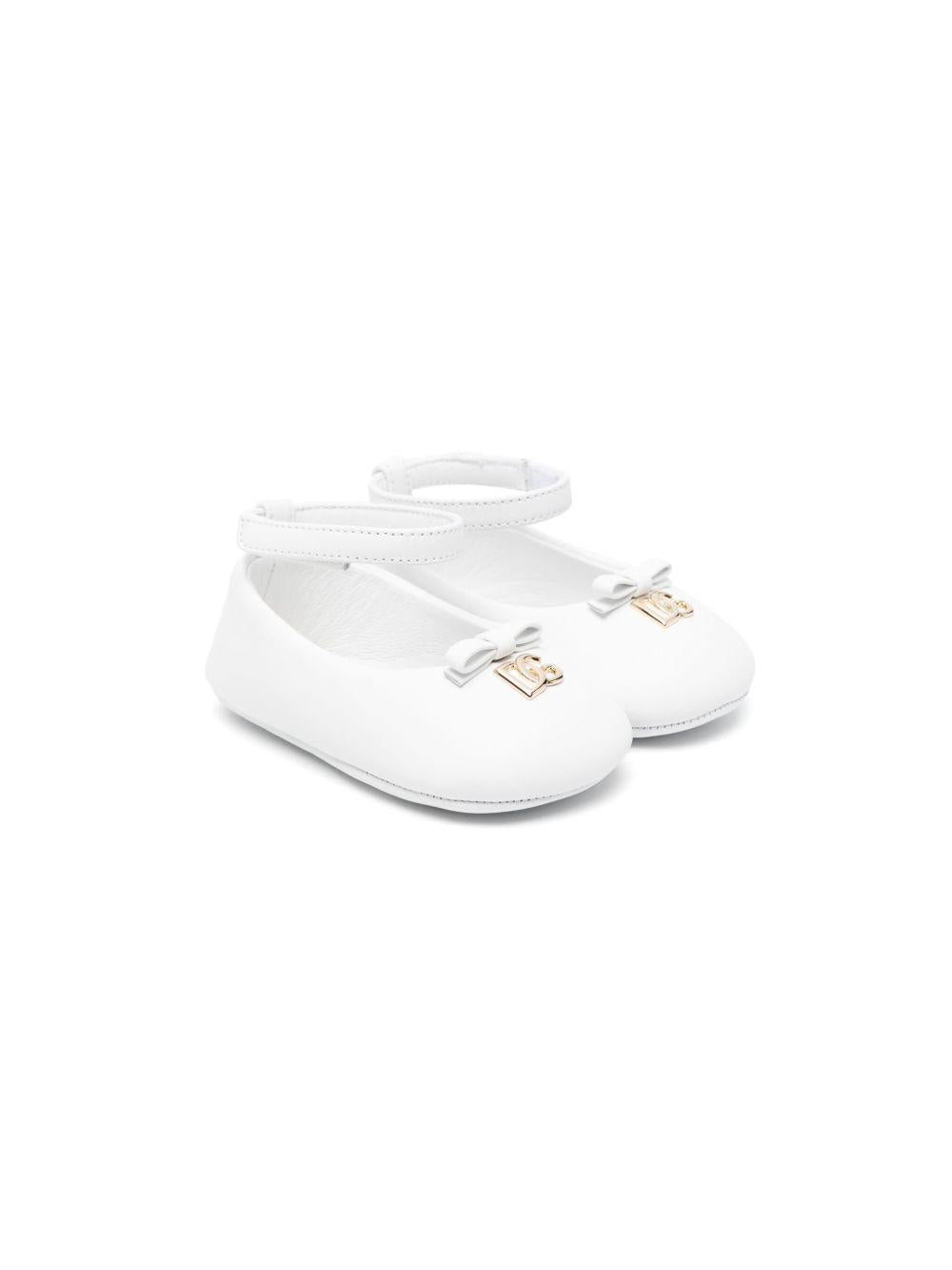 Ballerine per neonata Dolce & Gabbana Kids bianche con placca logo DK0065 AB793 80001 DOLCE & GABBANA KIDS