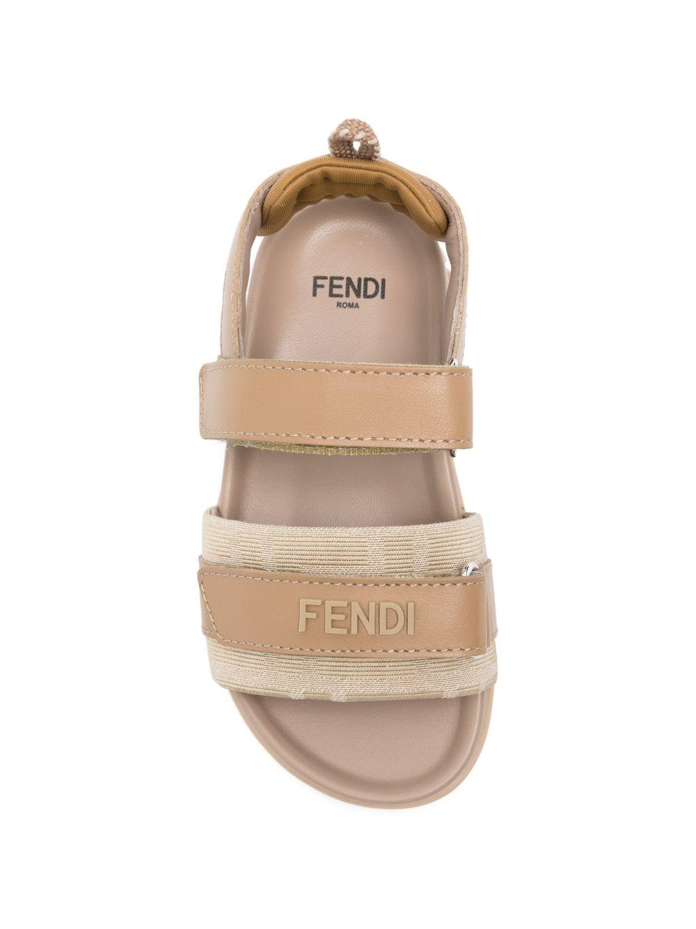 Sandali per bambini Fendi Kids beige con logo sul davanti JMR555 AWK4 F1V9N FENDI KIDS