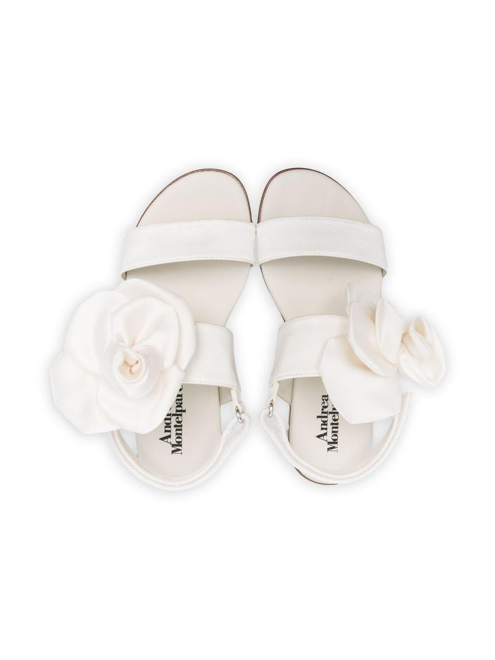 Sandali per bambina Andrea Montelpare bianco con applicazioni a fiore 80809A POLVERE MONTELPARE TRADITION