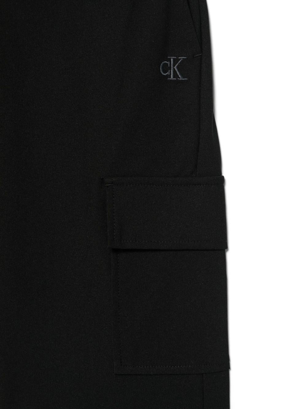 Cargo con monogramma per bambino Calvin Klein Kids nero con vita con coulisse IB0IB02344 BEH CALVIN KLEIN KIDS