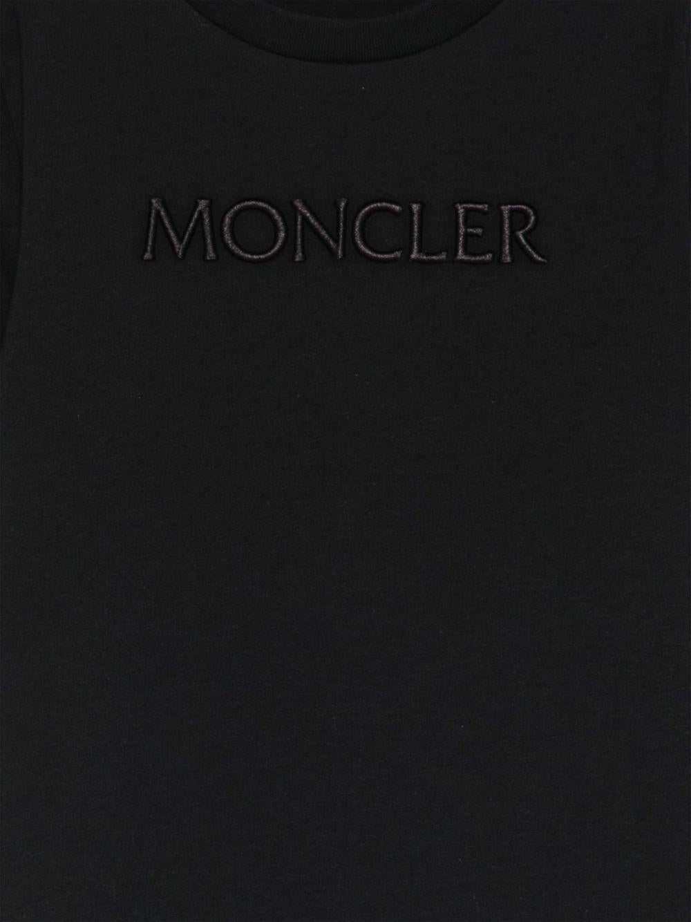 T-shirt per bambina Moncler Enfant nera con logo in rilievo e toppa sulla manica K29548C0001689AT9 999 MONCLER ENFANT