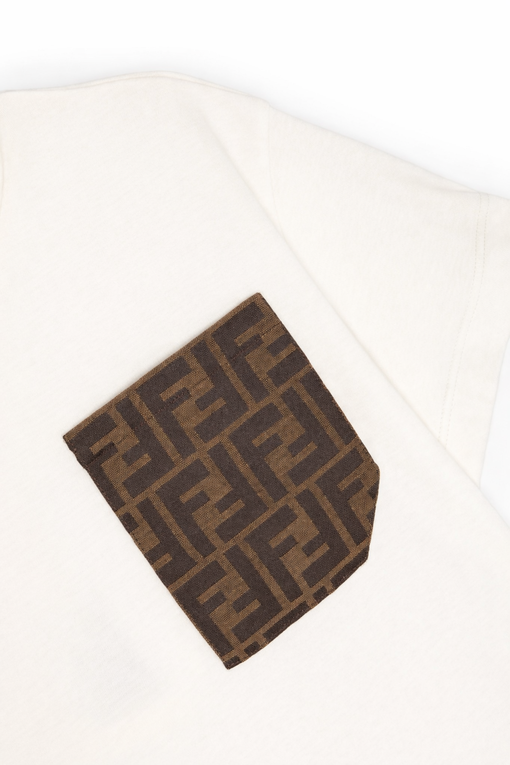 T-shirt per bambino Fendi Kids bianca con tasca sul davanti JUI150 7AJ F0TU9 FENDI KIDS