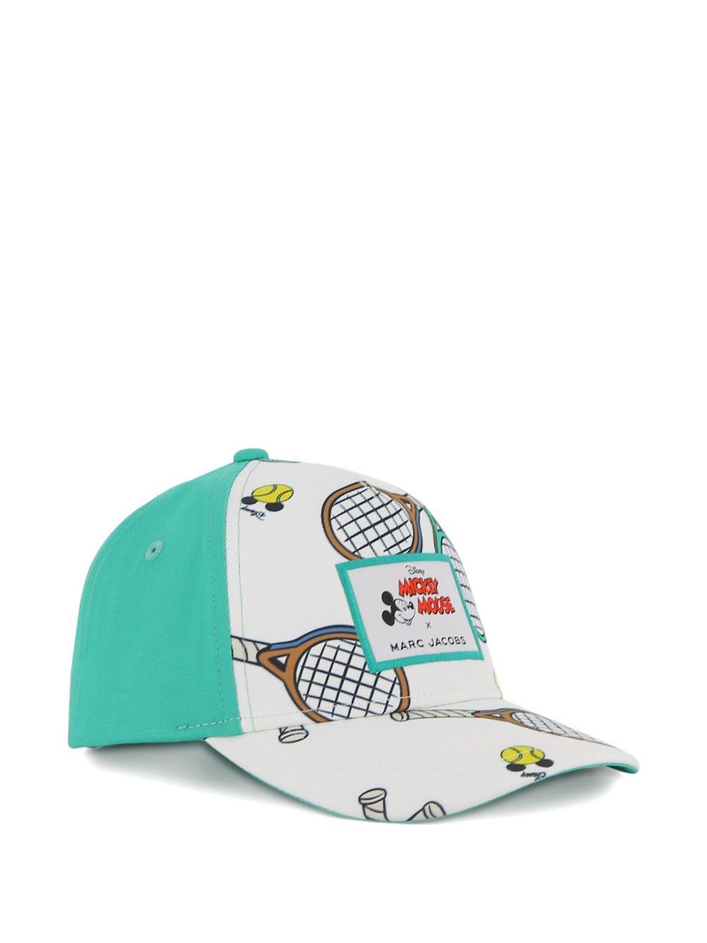 Cappello per bambino The Marc Jacobs x Mickey Mouse verde con stampa racchette da tennis W60842 73D THE MARC JACOBS KIDS