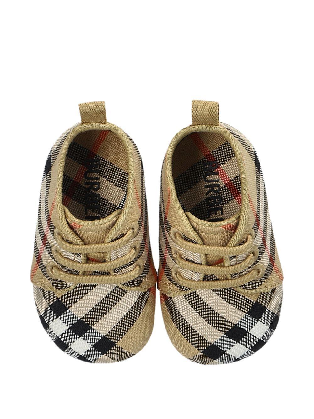 Scarpe primi passi per neonati Burberry Kids beige con motivo a quadri 8128121 B9368 BURBERRY KIDS