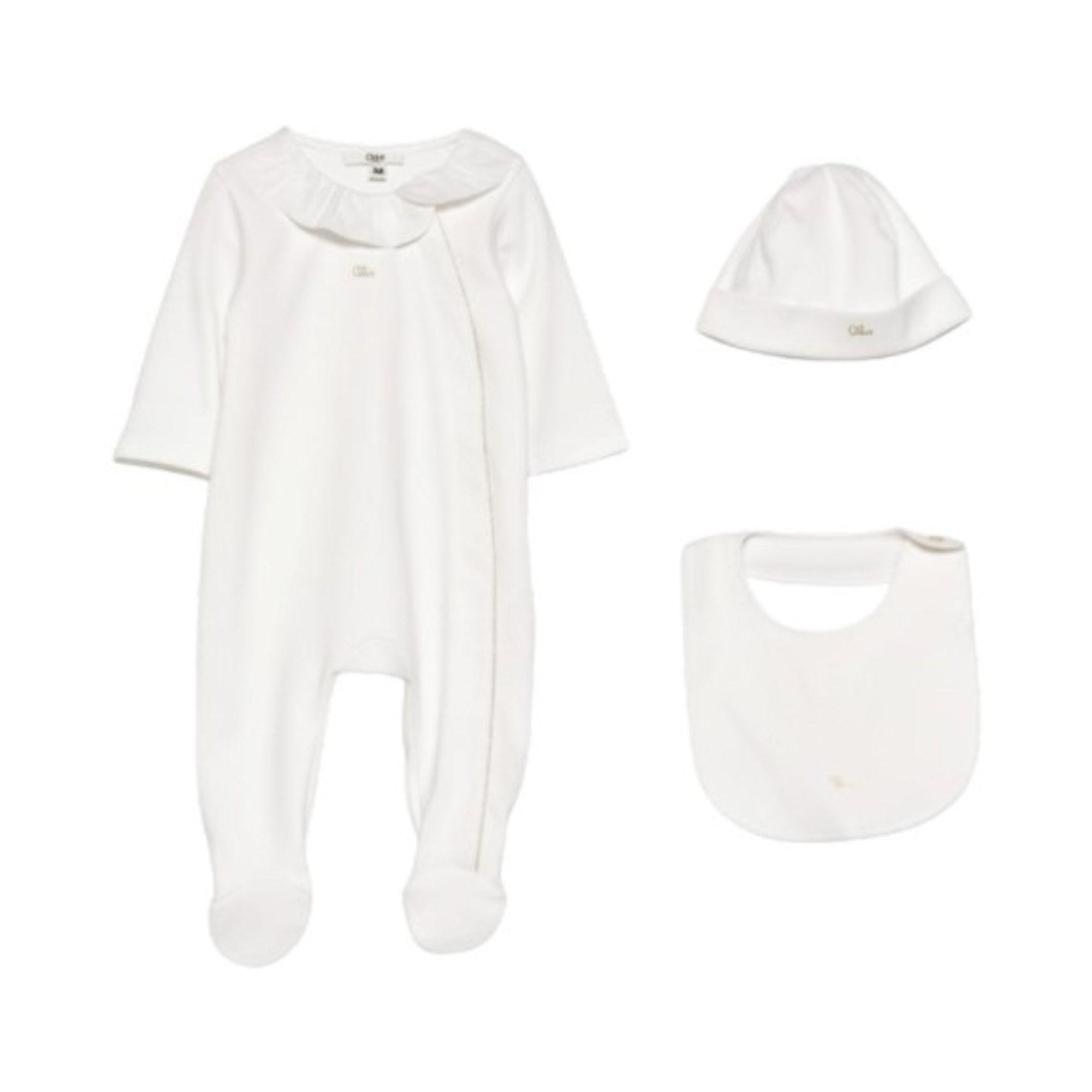 Set tutina, bavaglino e cappellino per neonata Chloé Kids bianco con colletto arricciato C20926 117 CHLOE' KIDS