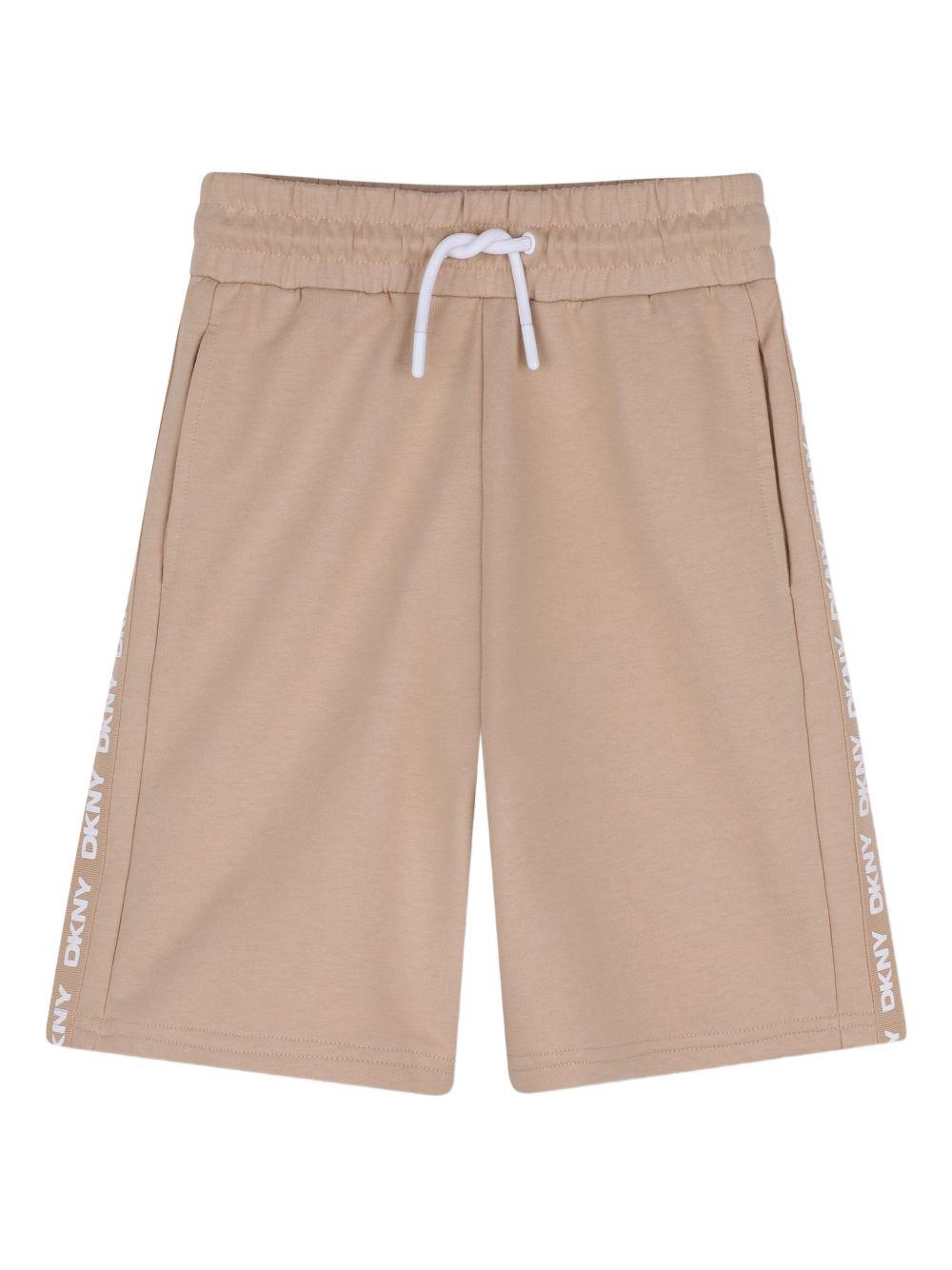 Set t-shirt e shorts per bambino Dkny Kids bianco e beige con stampa logo D62521 20P DKNY