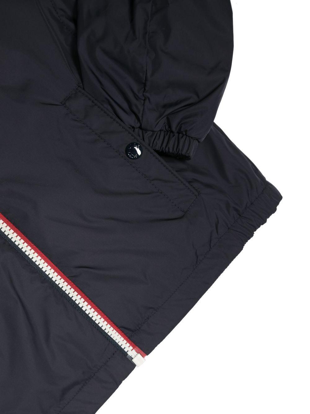 Giacca impermeabile New Urville per bambino Moncler Enfant blu con applicazione sulla manica con logo L19541A0008653A5E 742 MONCLER KIDS