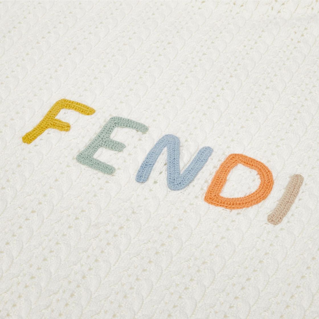 Coperta per neonati Fendi Kids bianca con logo ricamato colorato BUJ338 AVWW F0TU9 FENDI KIDS