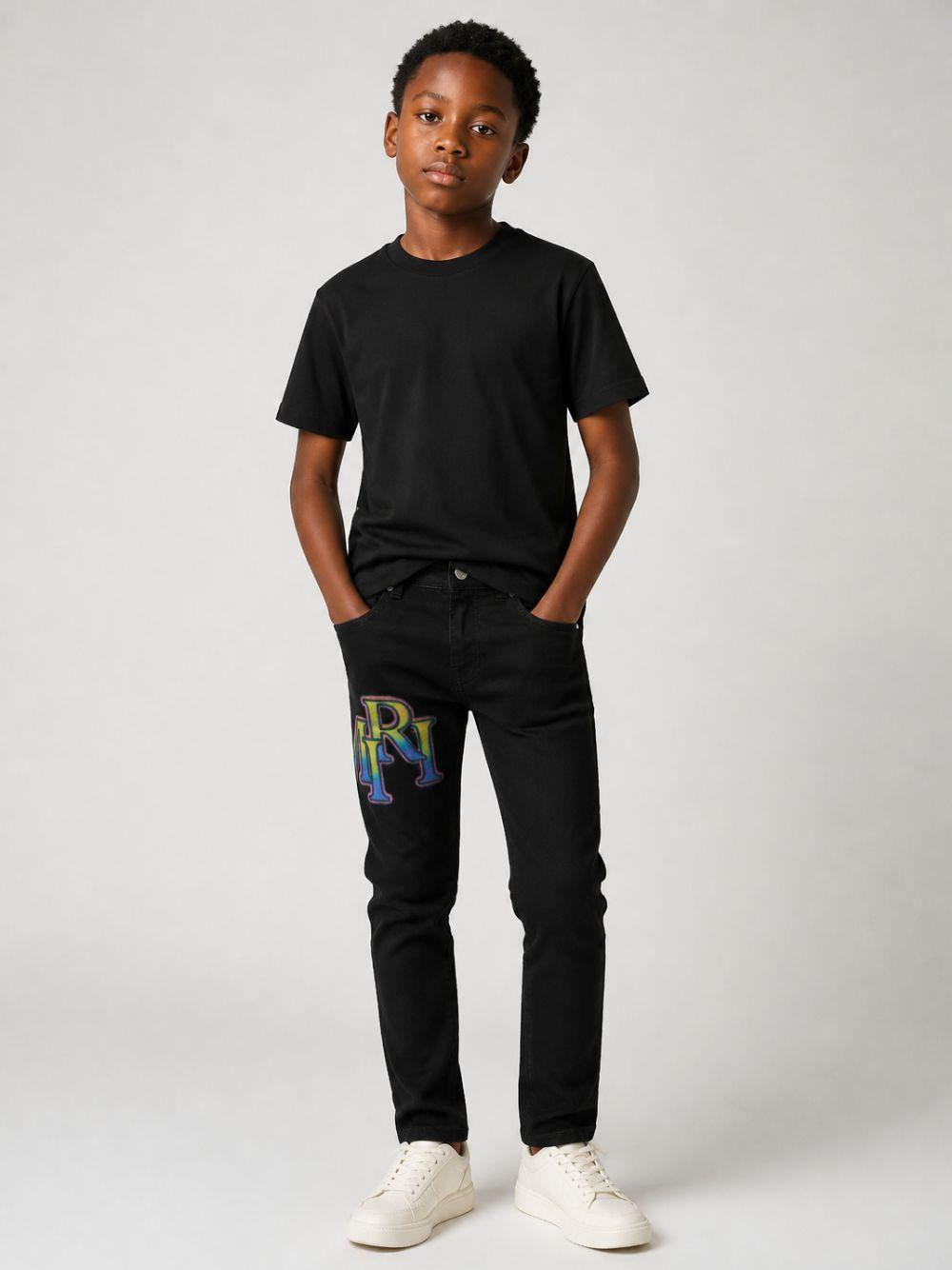 Jeans per bambino Amiri Kids neri con stampa logo sul davanti ACBMJE1003 686 AMIRI KIDS
