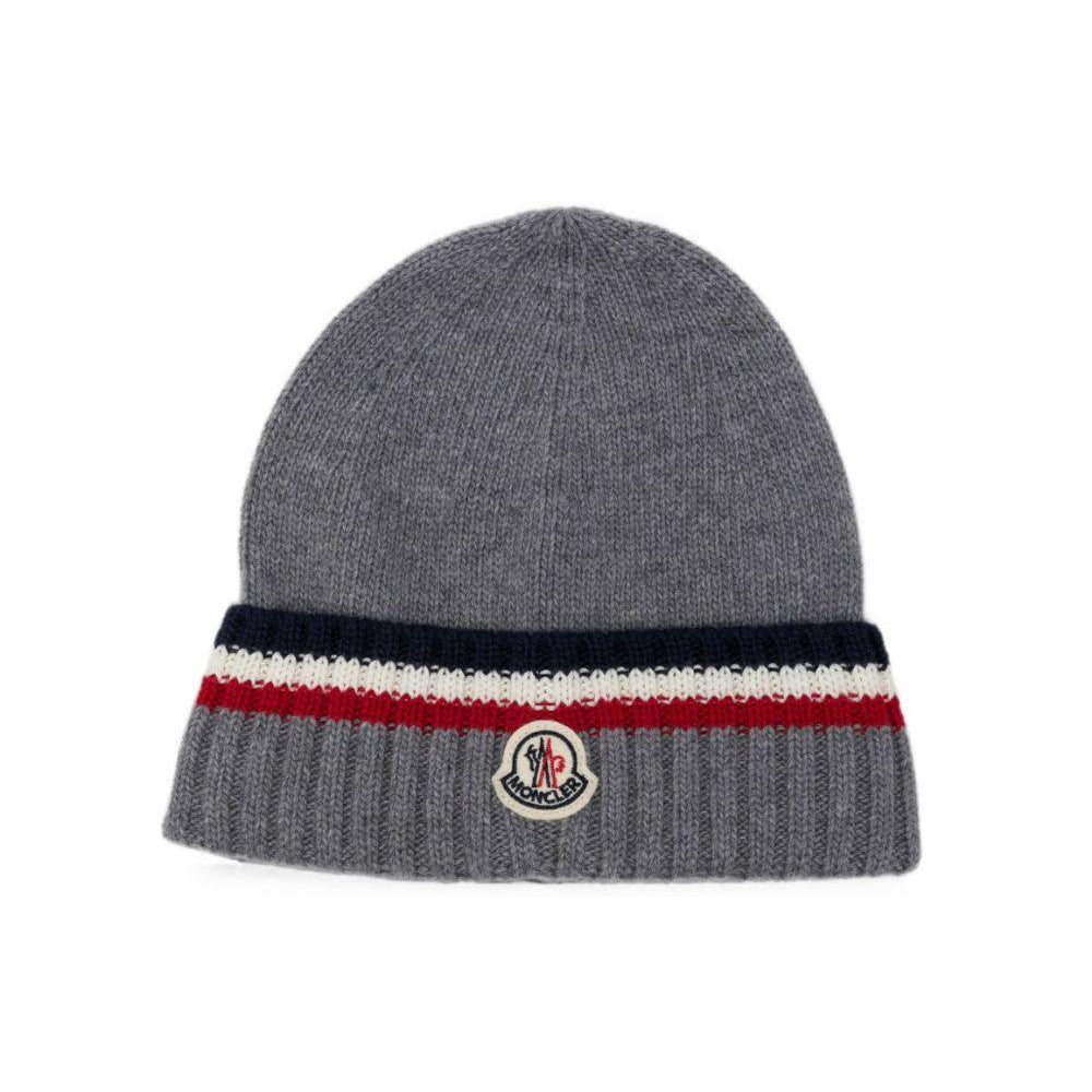 Cappello per bambino Moncler Enfant grigio con patch con logo sul davanti L29543B00001M4281 988 MONCLER KIDS