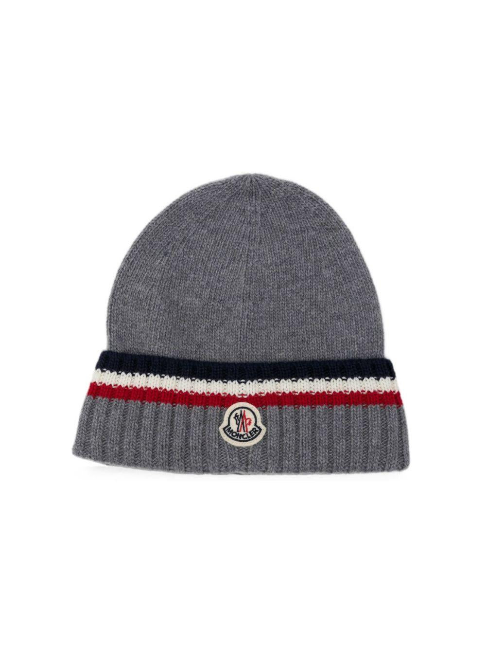 Cappello per bambino Moncler Enfant grigio con patch con logo sul davanti L29543B00001M4281 988 MONCLER KIDS