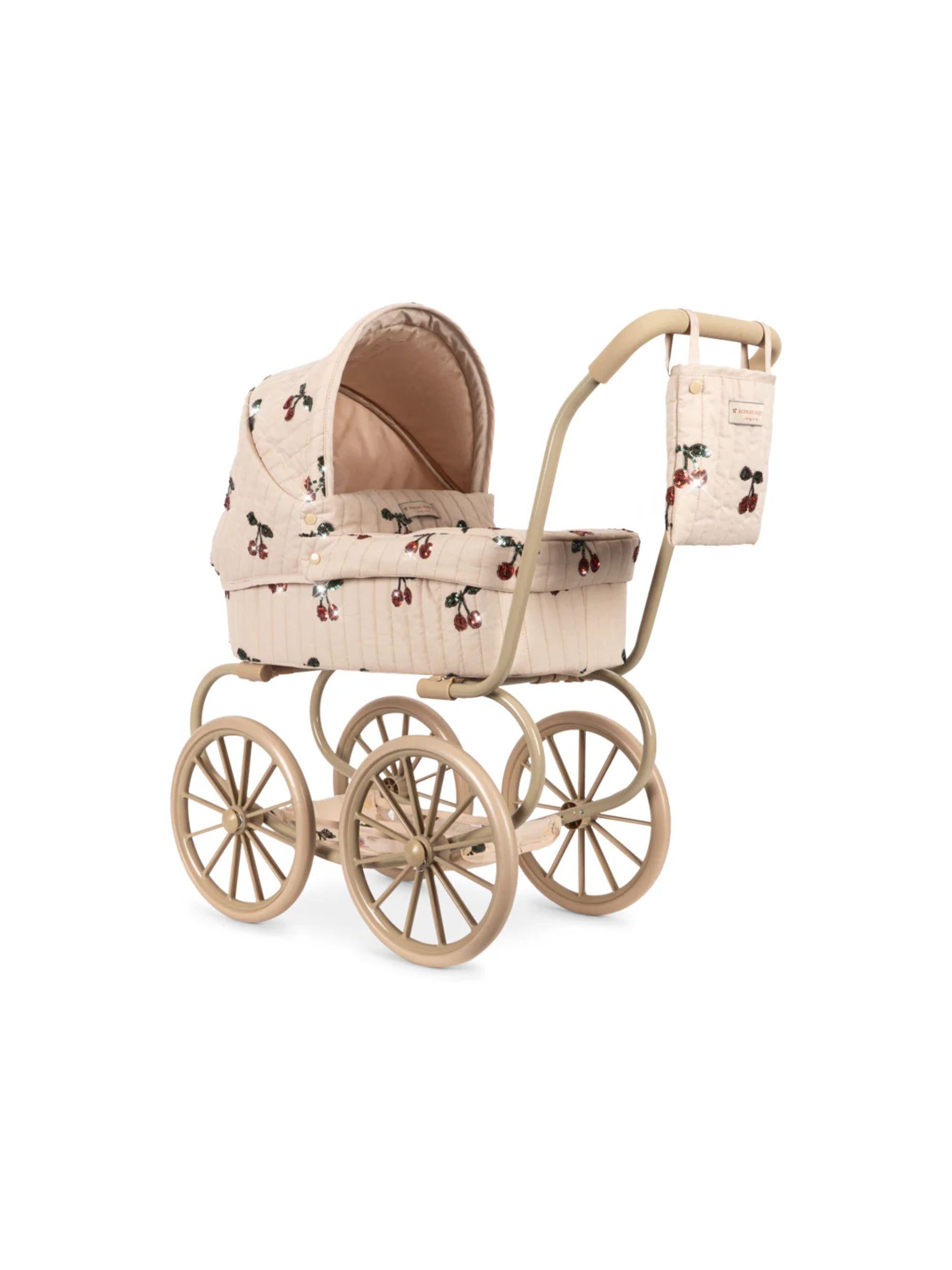 Passeggino per bambole per bambina Konges Slojd beige con dettagli ciliegie KS105663 MON CHERI SEQUIN KONGES SLOJD