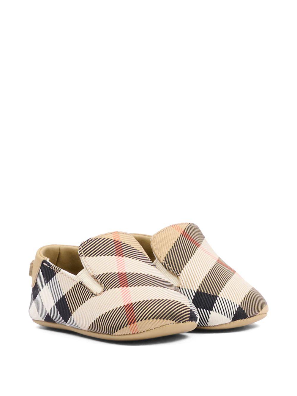 Scarpe primi passi per neonati Burberry Kids beige con motivo Vintage Check 8123757 B9368 BURBERRY KIDS