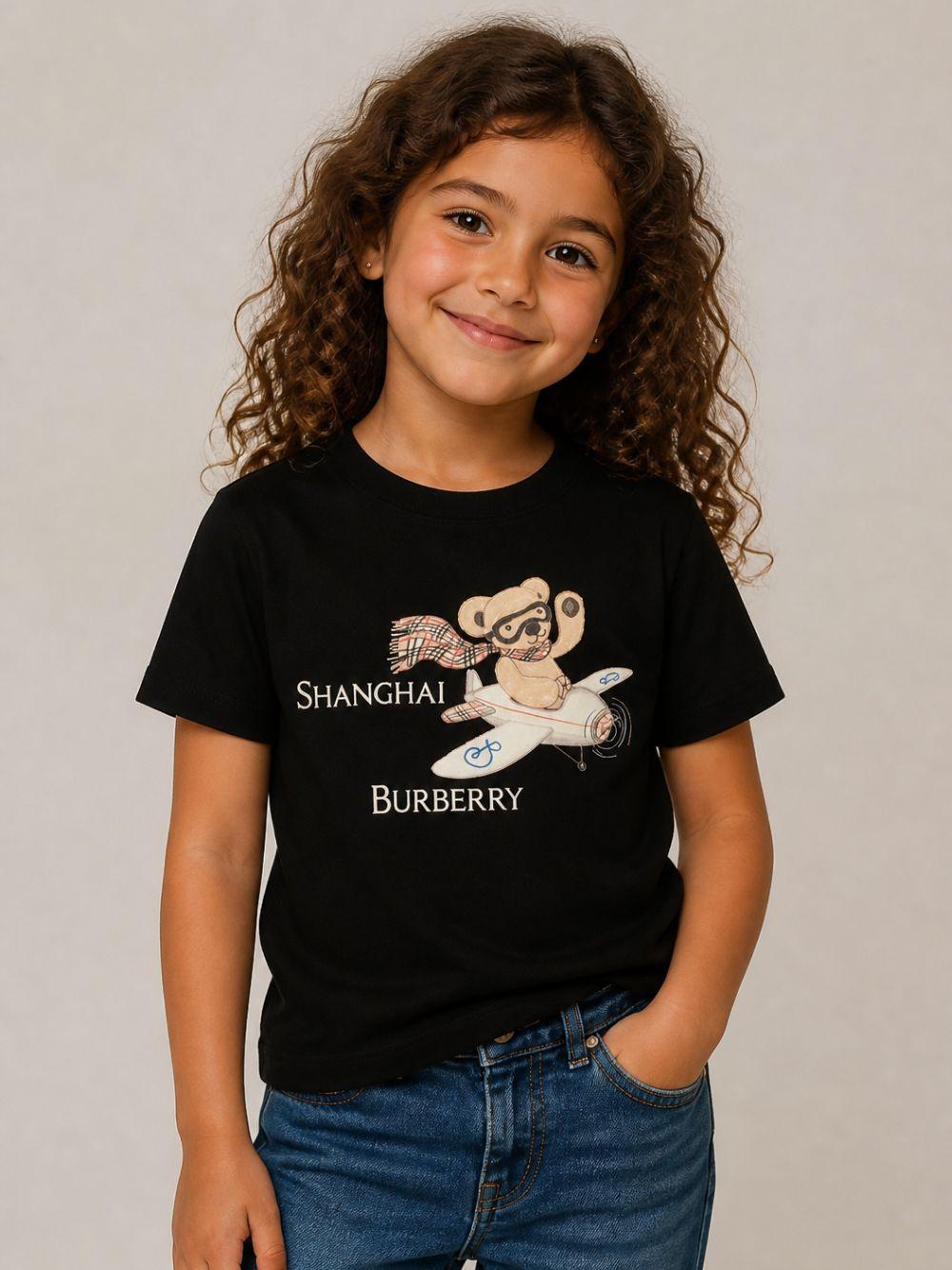 T-shirt per bambini Burberry Kids nera con motivo Shanghai Bear 8127199 A1189 BURBERRY KIDS