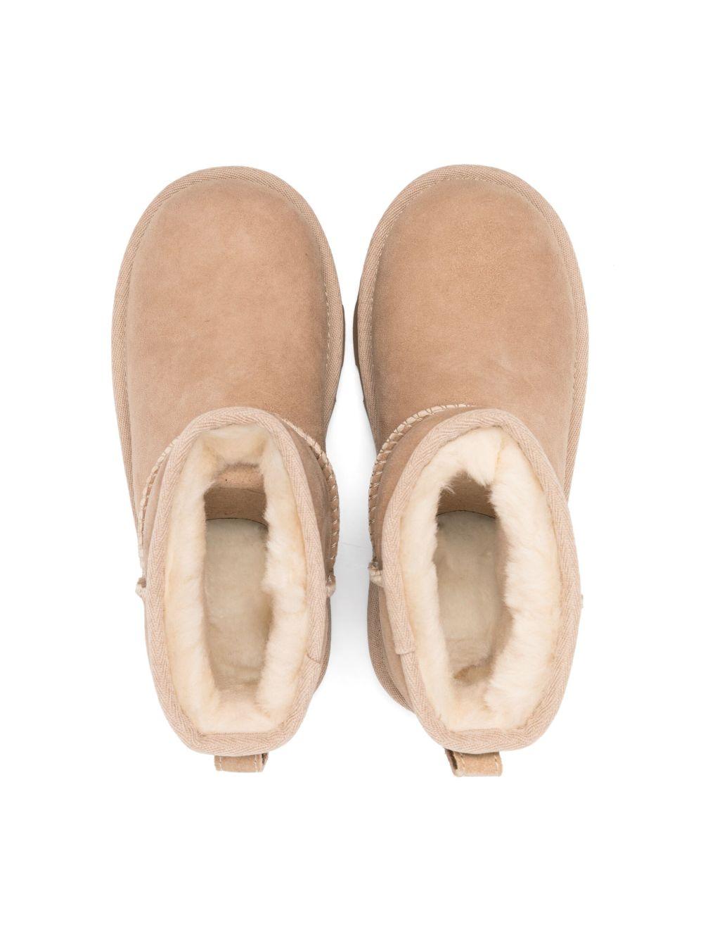 Stivaletti Classic II Mini per bambina UGG Kids beige con applicazione posteriore con logo 1017715K SAN UGG
