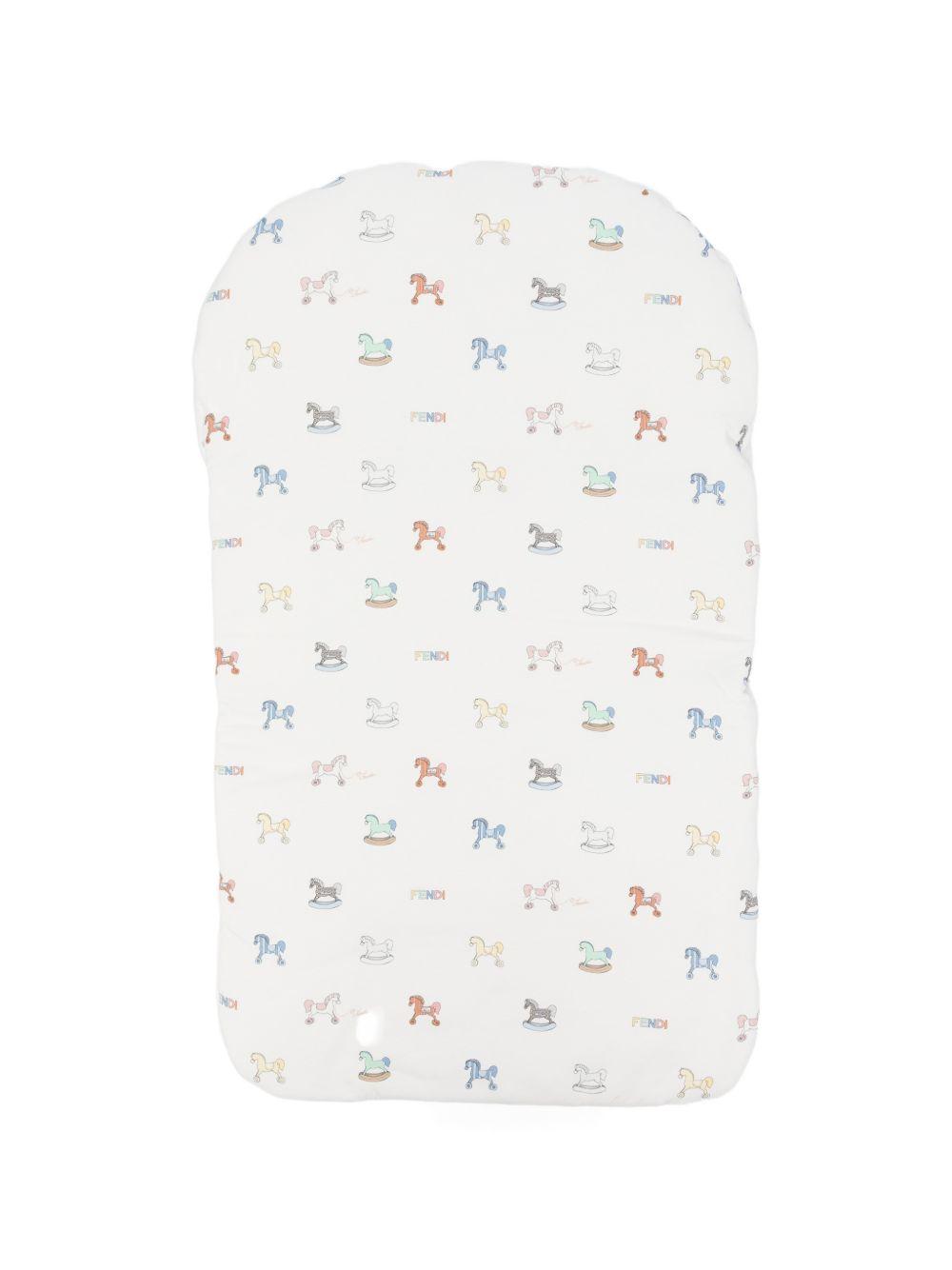 Sacco nanna per neonati Fendi Kids bianco con stampa cavallo a dondolo all-over BUJ332 AVW8 F0ZA0 FENDI KIDS