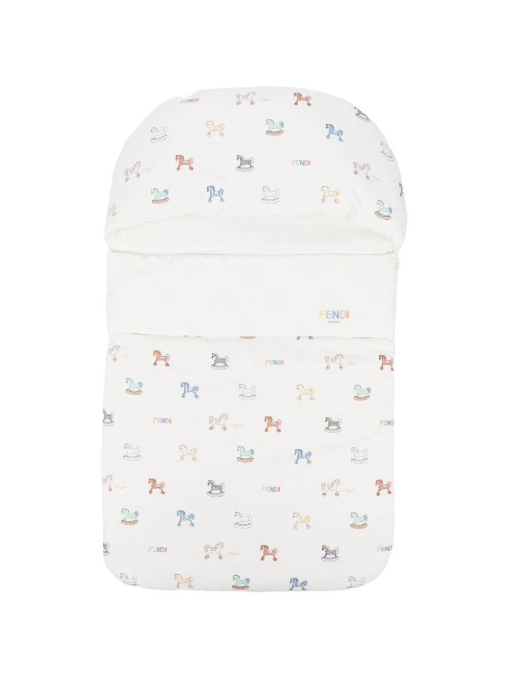 Sacco nanna per neonati Fendi Kids bianco con stampa cavallo a dondolo all-over BUJ332 AVW8 F0ZA0 FENDI KIDS