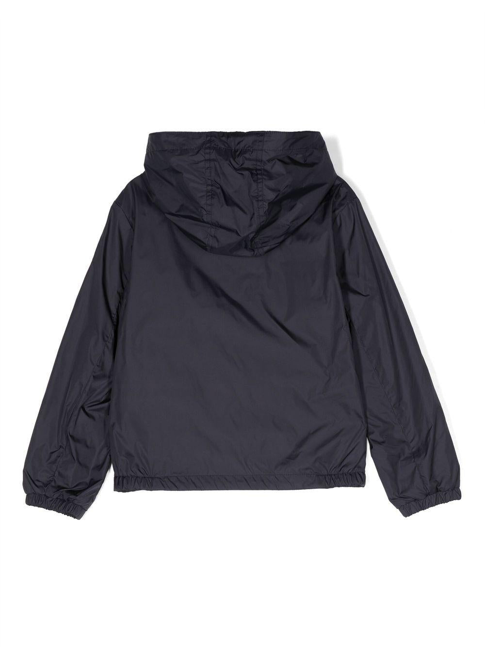 Giacca impermeabile New Urville per bambino Moncler Enfant blu con applicazione sulla manica con logo L19541A0008653A5E 742 MONCLER KIDS
