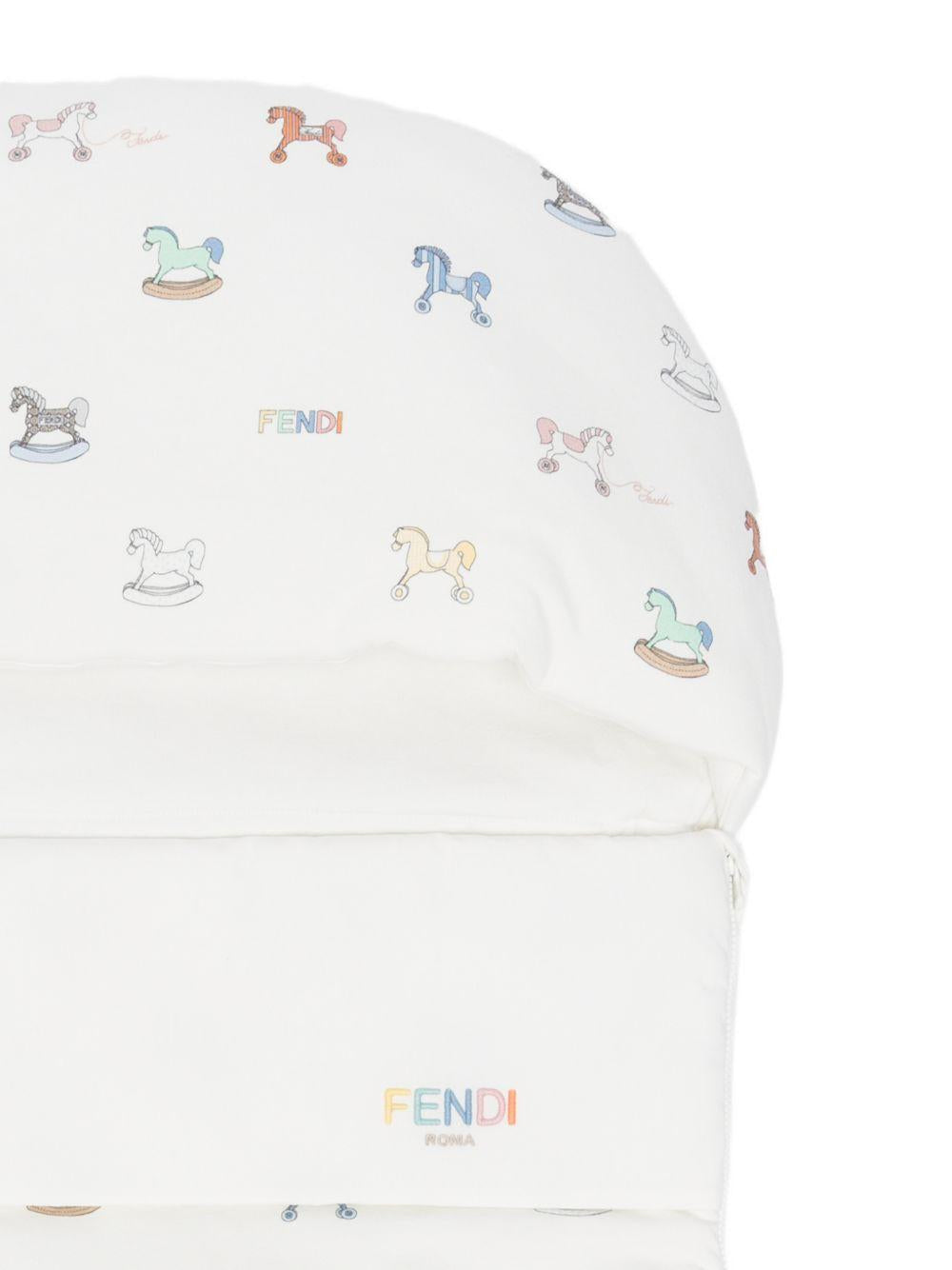 Sacco nanna per neonati Fendi Kids bianco con stampa cavallo a dondolo all-over BUJ332 AVW8 F0ZA0 FENDI KIDS