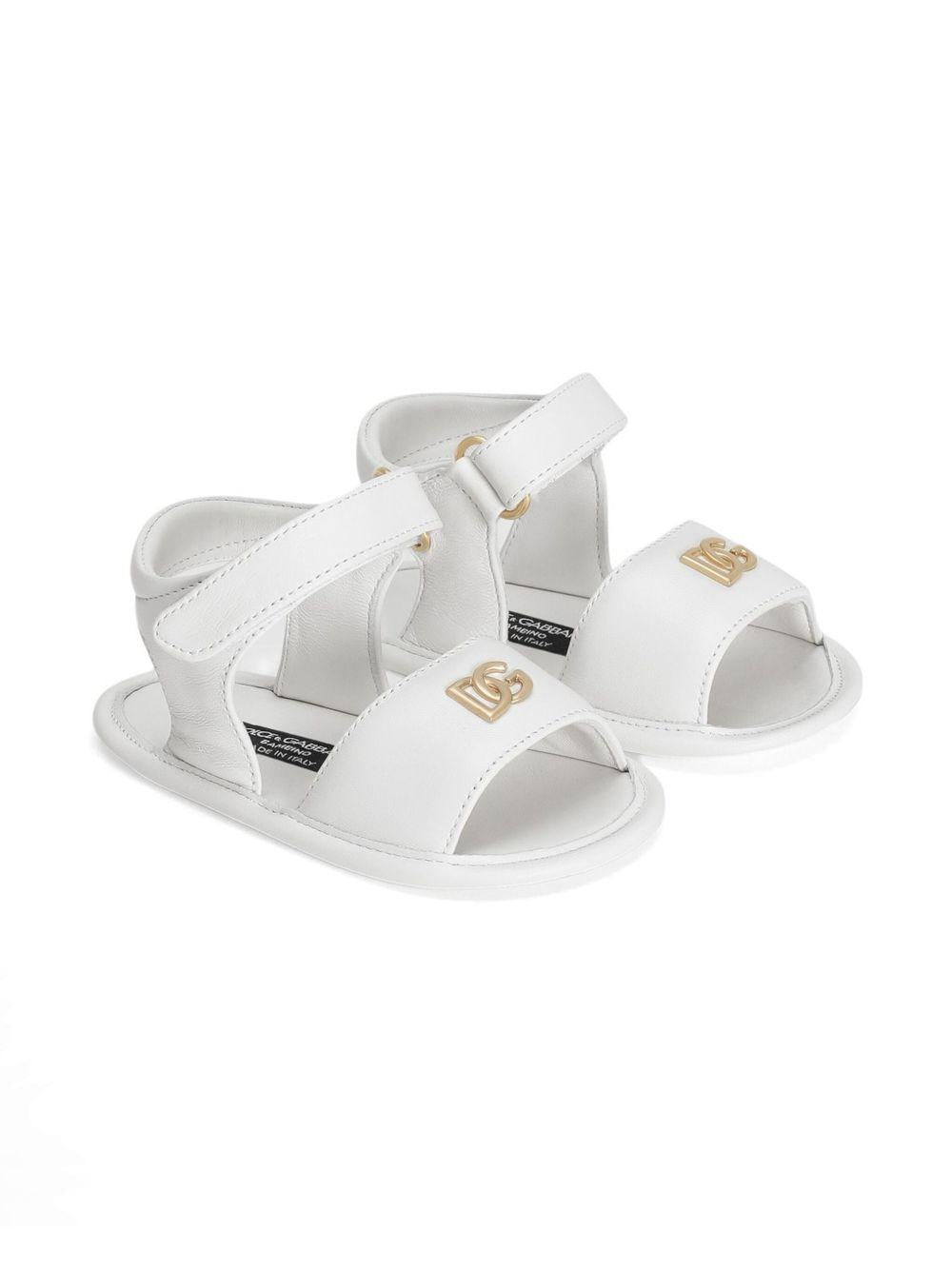 Sandali per neonata Dolce & Gabbana Kids bianchi con placca con logo DK0157 AB793 80001 DOLCE & GABBANA KIDS