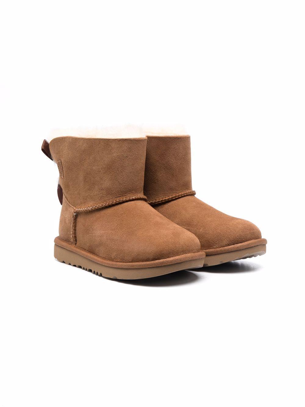 Stivali Bailey Bow II per bambina Ugg Kids marrone con dettaglio in shearling 1017397K CHE UGG KIDS