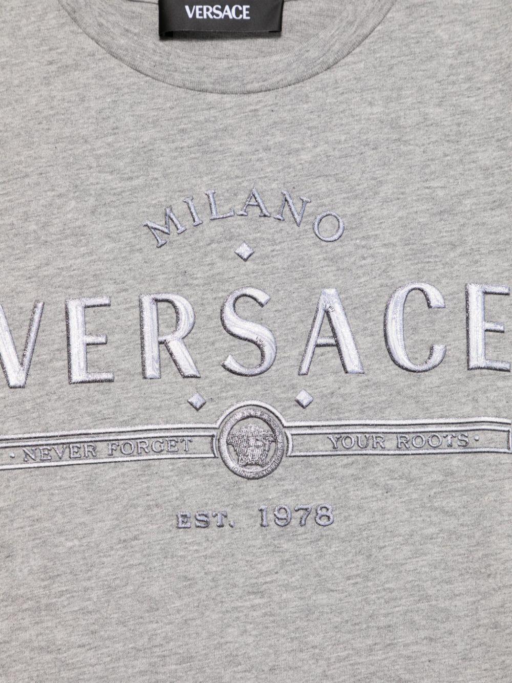 Maglietta con logo Versace per bambino Versace Kids grigio con girocollo 10182931A13085 2EM40 VERSACE KIDS