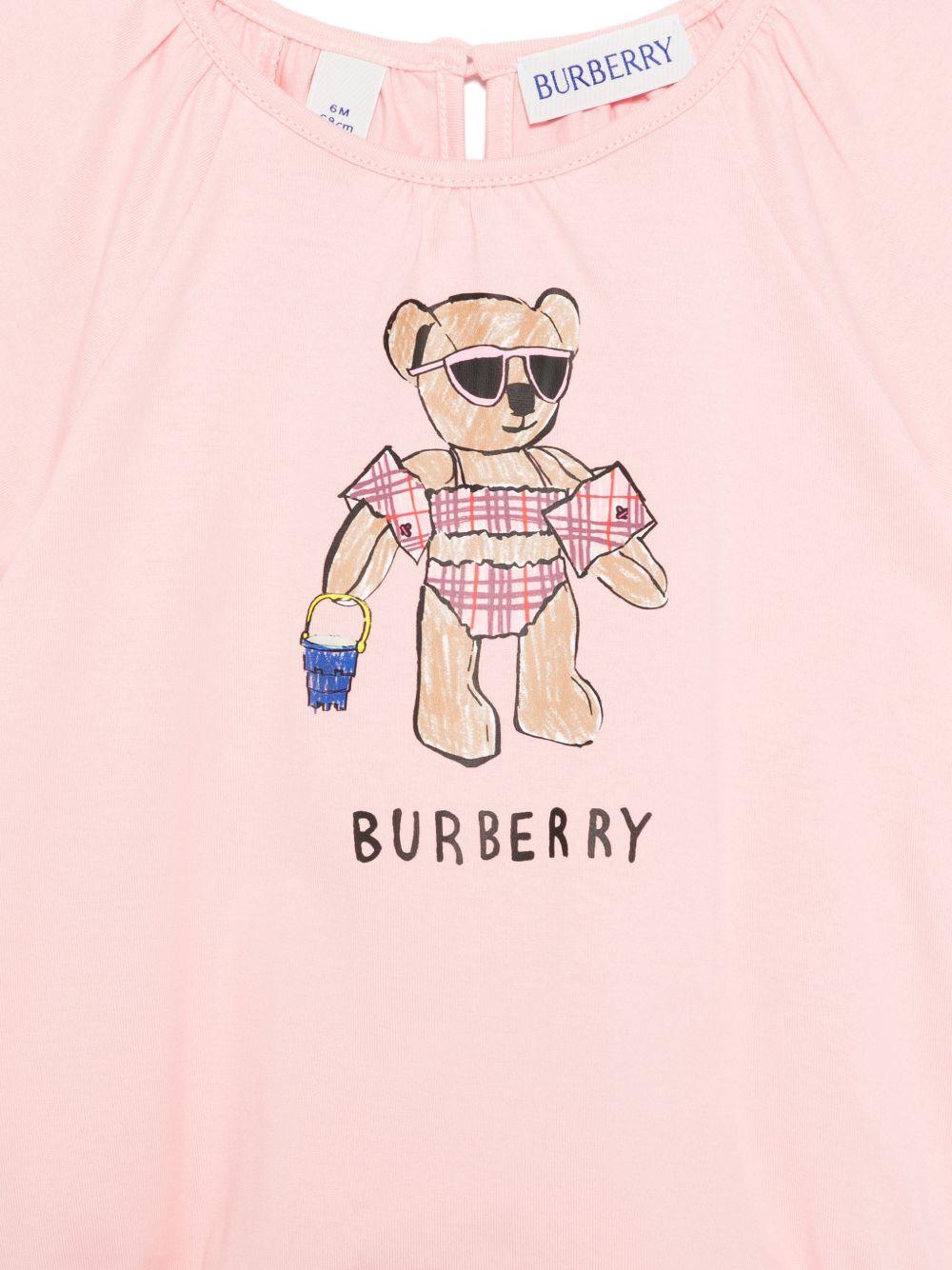 Tutina per neonata Burberry Kids rosa con stampa orsetto in costume sul davanti 8119304 C4016 BURBERRY KIDS