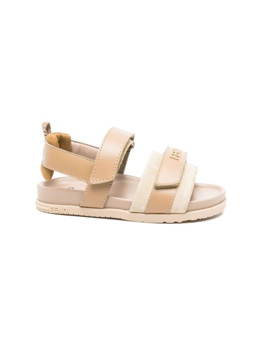 Sandali per bambini Fendi Kids beige con logo sul davanti JMR555 AWK4 F1V9N FENDI KIDS