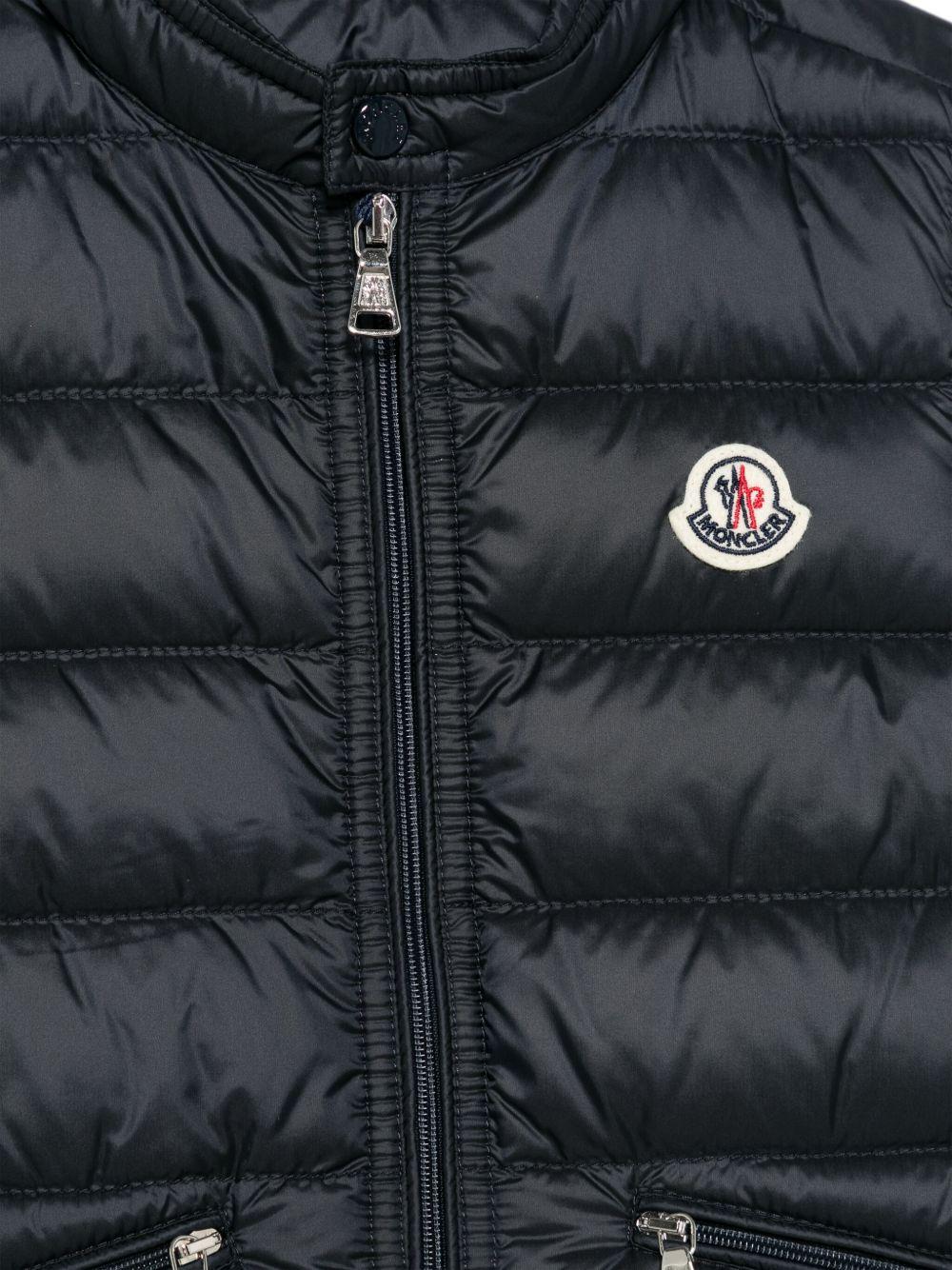 Gilet per bambino Moncler Enfant blu navy con logo sul petto L19541A00034597YF 778 MONCLER KIDS