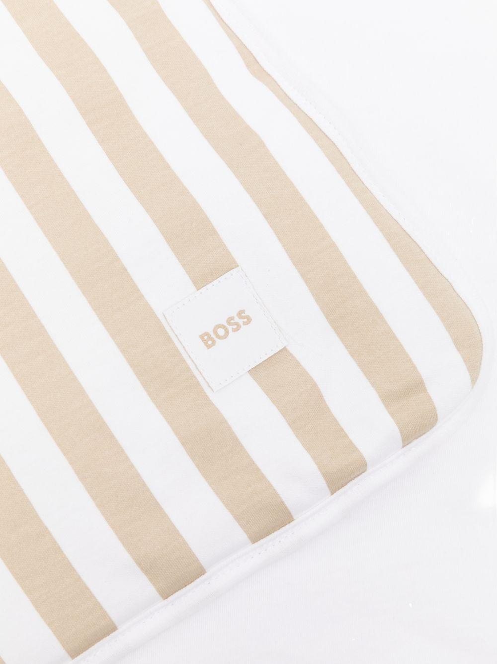 Coperta per neonato Boss Kids beige con design a righe J53093 249 BOSS KIDS