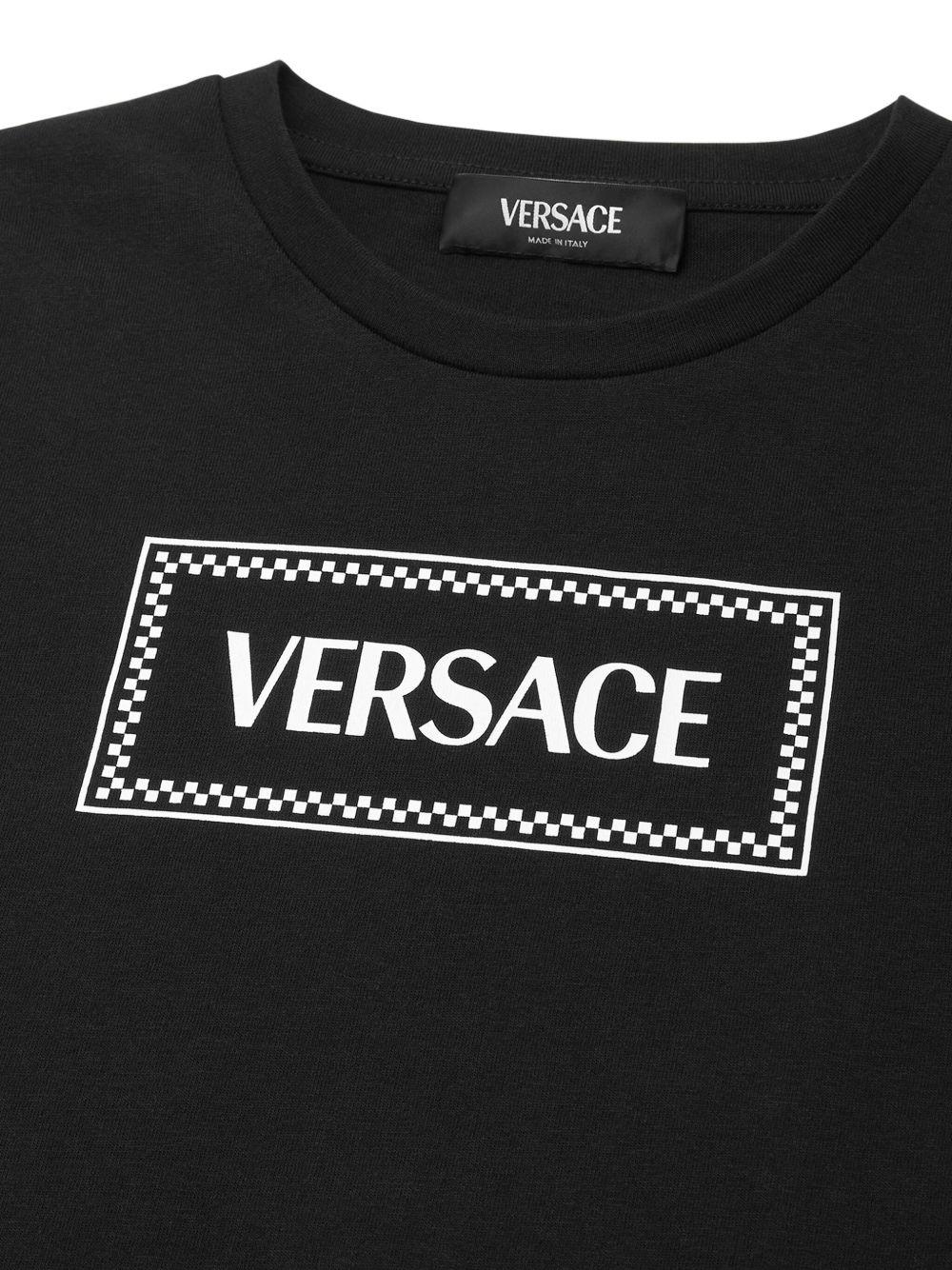 T-shirt per bambini Versace Kids nera con stampa logo sul davanti 10002391A11689 2B020 VERSACE KIDS