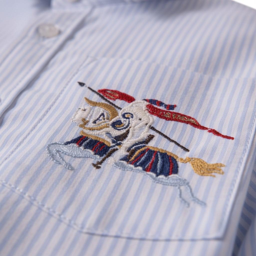 Camicia per bambino Burberry Kids azzurra con Equestrian Knight sul davanti 8117804 A2222 BURBERRY KIDS
