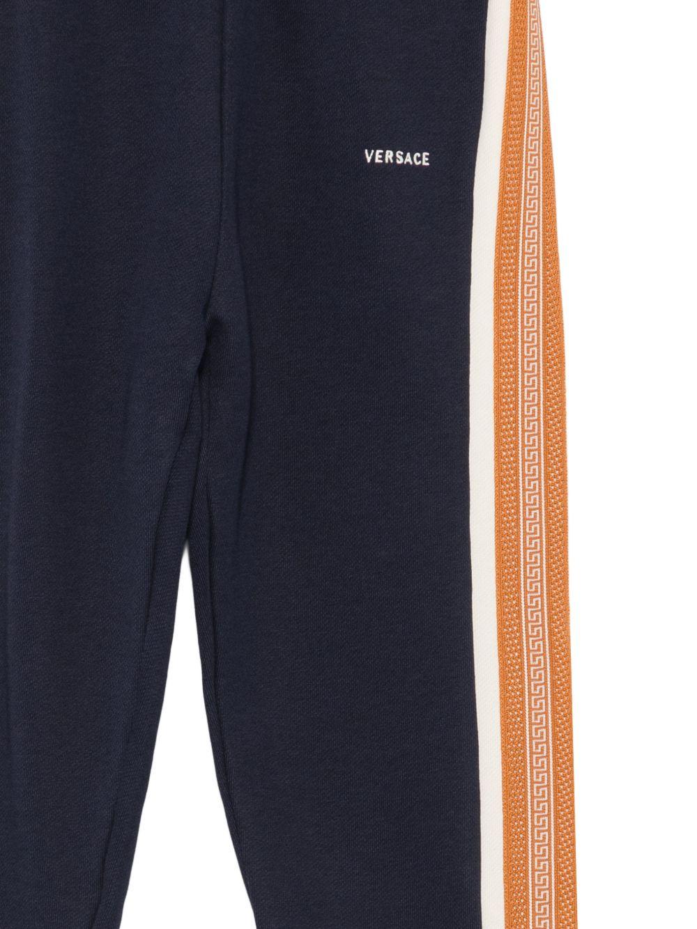 Pantaloni sportivi per bambino Versace Kids blu con bande laterali con motivo Greca 10249321A18120 6UG70 VERSACE KIDS