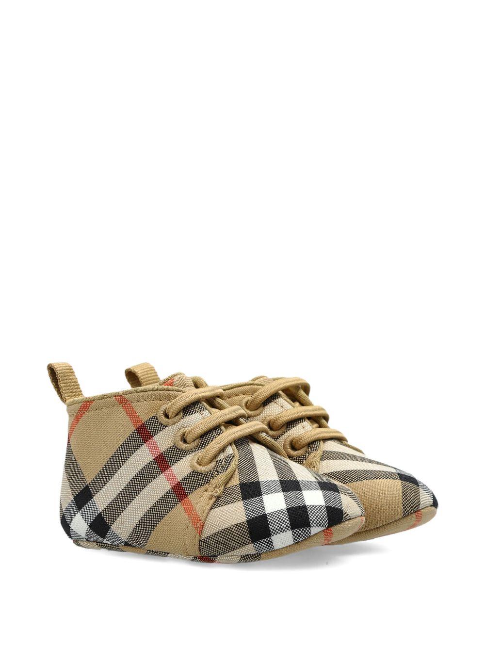 Scarpe primi passi per neonati Burberry Kids beige con motivo a quadri 8128121 B9368 BURBERRY KIDS