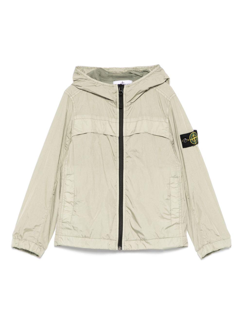 Giubbino con applicazione Compass per bambino Stone Island Junior verde con orli elasticizzati K1S164100001S0033 V0068 STONE ISLAND JUNIOR