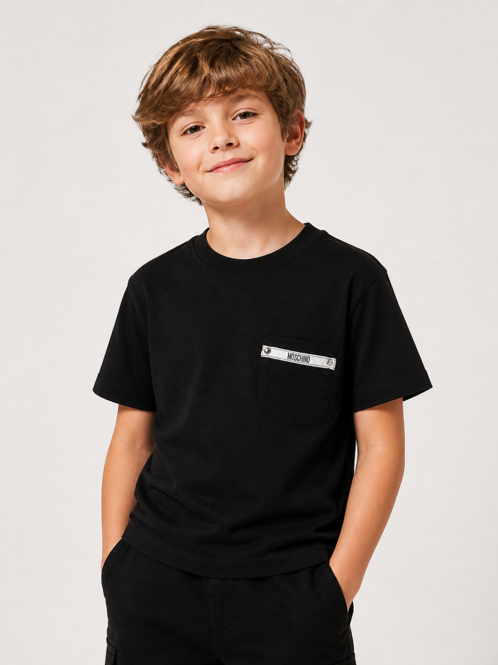 T-shirt per bambino Moschino Kids nera con taschino sul petto HUM060LAA57 60100 MOSCHINO KIDS