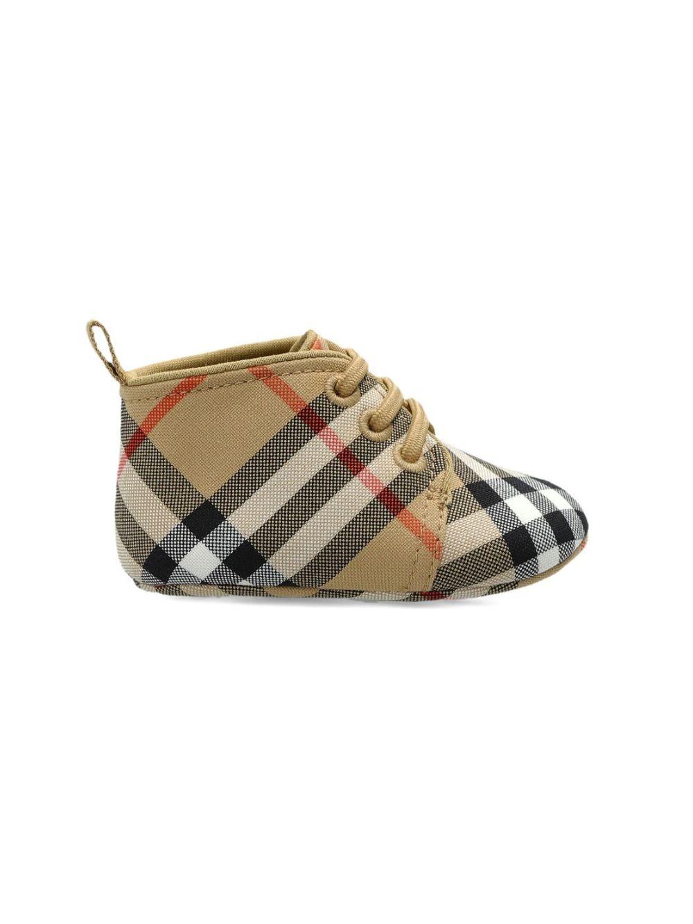 Scarpe primi passi per neonati Burberry Kids beige con motivo a quadri 8128121 B9368 BURBERRY KIDS