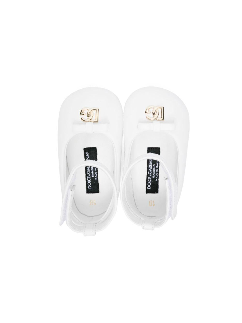 Ballerine per neonata Dolce & Gabbana Kids bianche con placca logo DK0065 AB793 80001 DOLCE & GABBANA KIDS