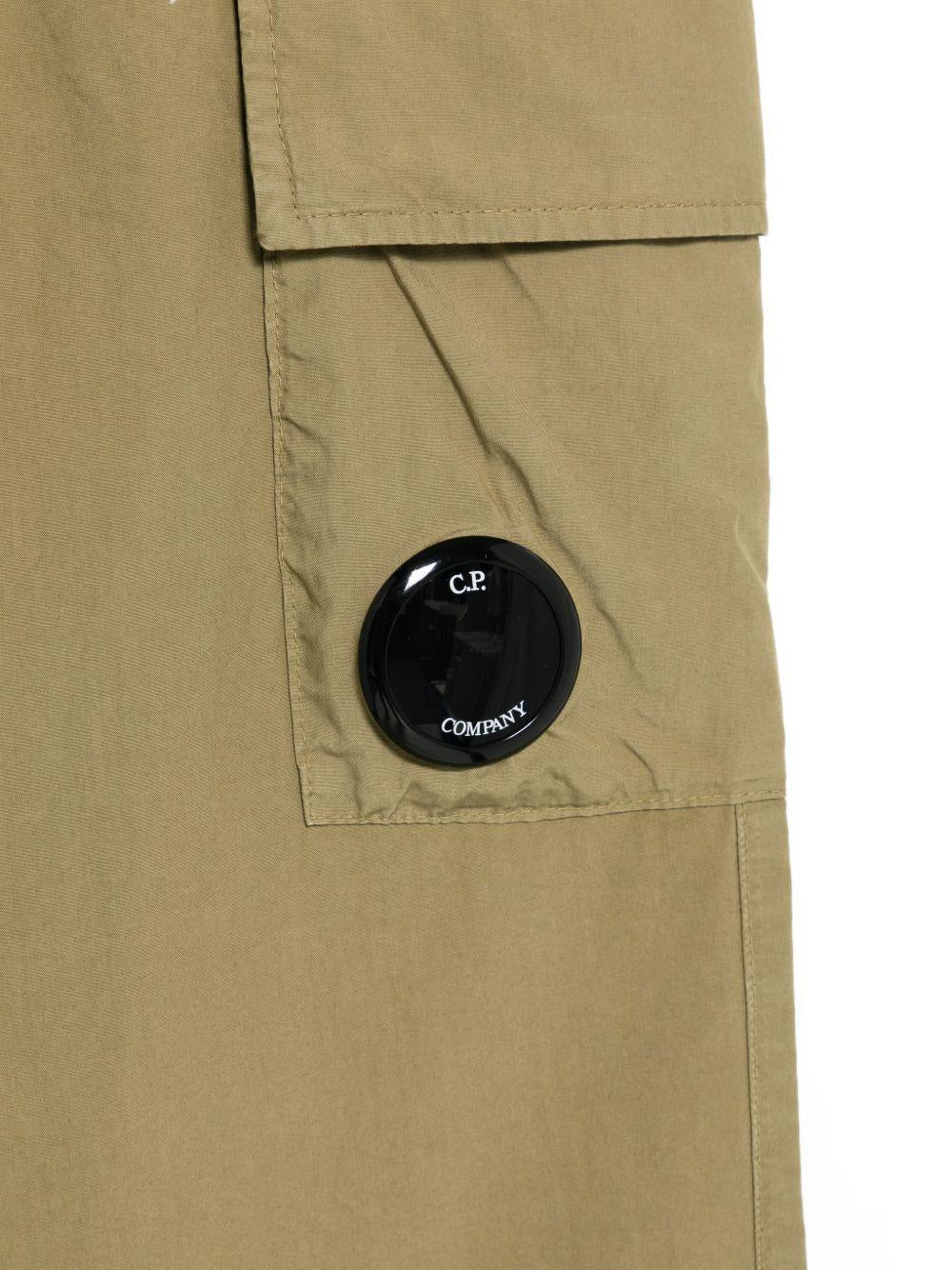 Jeans per bambino C.P. Company Kids verde con applicazione con logo sul davanti - Rubino Kids